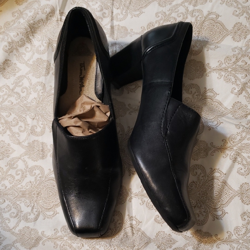 Thom McAn 6.5 Classic Black Heels